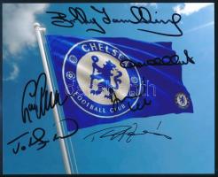 A Chelsea FC legendás játékosai, köztük Bobby Tambling volt labdarúgó autográf aláírása a klub zászlaját ábrázoló fotónyomaton (össz. 5 db aláírás), tanúsítvánnyal, 25x20 cm / Chelsea FC Legends autograph signed photo, including Bobby Tambling former footballer (total of 5 signatures), with certificate, 25x20 cm