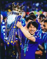 Shinji Okazaki japán labdarúgó, a Leicester City volt játékosának autográf aláírása őt ábrázoló fotónyomaton, tanúsítvánnyal, 25x20 cm / Shinji Okazaki Japanese footballer, former Leicester City players autograph signed photo, with certificate, 25x20 cm