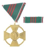 1991. "Magyar Köztársasági Arany Érdemkereszt, polgári tagozat" aranyozott bronz kitüntetés mellszalagon, szalagsávval, eredeti dísztokban T: NMK 743.