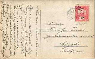 1917 Bonyhád, fiú az udvarban. photo (EK)