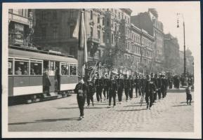 cca 1940 Budapest, Rákóczi út, villamos, kéményseprők felvonulása, fotó, 6×8,5 cm