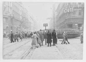 1956 Budapest, felvételek a forradalom időszakából, felborult villamos, utcaképek, stb., 12 db fotó,...