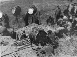 1961 Két félidő a pokolban című film forgatásán készült fotók, 5 db, 6,5×9 és 9×12 cm közötti mérete...