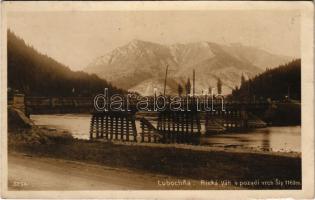 Fenyőháza, Lubochna; Rieka Váh v pozadí vrch Síp / Vág hídja, háttérben a Síp / Váh riverside, bridge, mountain. Foto-Fon (b)