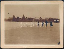 cca 1900 Keszthely, befagyott Balaton és korcsolyázók, keményhátú fotó, 9,5×12,5 cm