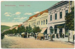 1914 Székelyudvarhely, Odorheiu Secuiesc; Kossuth utca, Budapest szálloda, M. kir. dohány nagytőzsde üzlete. Becsek D. fia kiadása / street, hotel, shops (EB)