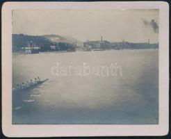 cca 1920 Evezősök a Dunán, keményhátú fotó, 10×12 cm