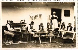 Telekfalva, Teleac (Hargita); fafaragók. Kováts István fényképész / wood carvers, folklore. photo