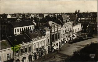 Debrecen, madártávlatból a kereskedőtársulat épületével, Végh Gyula szőrmeáruháza, üzletek (fl)