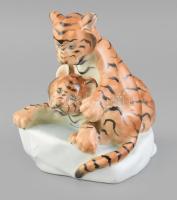 Herendi tigriskölykök, kézzel festett porcelán, jelzett, minimális kopásokkal, m: 17 cm