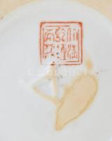 Kína, Qianlong fedeles porcelán váza, szép állapotban, jelzett, m: 32 cm