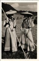 Magyarvista, Vista, Vistea; szénagyűjtés, erdélyi folklór. Lepage Lajos kiadása / Transylvanian folklore, collecting hay