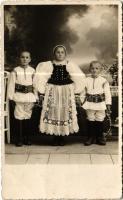 1940 Árokalja, Arcalia, Kallesdorf (Beszterce); gyerekek népviseletben / children in folk costume. Foto Kuales Bistrita, photo (EK)