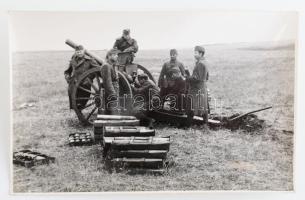 II. világháborús katonai fotók: szétlőtt bunker, kerékpáros egység, lelőtt repülőgép, ágyú, tábori é...