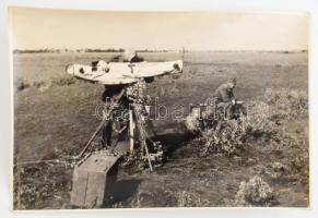 II. világháborús katonai fotók: szétlőtt bunker, kerékpáros egység, lelőtt repülőgép, ágyú, tábori é...