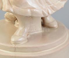 Jelzés nélkül: Táncolók. Mázas kerámia, kis tűz és mázrepedés. m: 42 cm