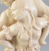 Jelzés nélkül: Táncolók. Mázas kerámia, kis tűz és mázrepedés. m: 42 cm