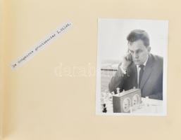 Sakkozókról összeállított fényképalbum, holland nyelven feliratozva, benne számos aláírással: Barcza...