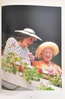Robert Lacey: God Bless Her! Queen Elizabeth, The Queen Mother. London, 1987, Century. Gazdag képany...