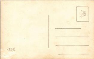 Budapest XIV. Budapesti Nemzetközi Vásár 1938. Humoros csoportkép karton repülőgéppel. Foto Keller p...