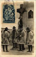 1943 Mohács, Mohácsi parasztok télen, magyar folklór (lyuk / pinhole)