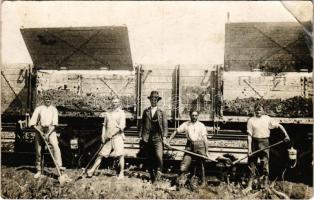 1932 Bicske, vasútállomás, munkások lapátokkal, MÁV vagonok. Zsolnin István photo + "SZENTGOTTHÁRD - BUDAPEST 53 D" vasúti mozgóposta bélyegző (r)