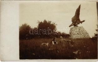 Bánhida (Tatabánya), kirándulók a Turul szobornál. photo (fl)