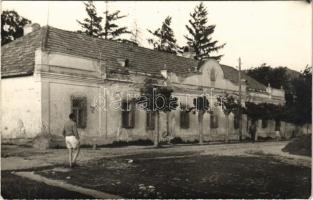 1954 Tállya, Szirmay ház, kastély oromzata a családi címerrel. photo