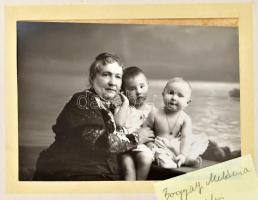 cca 1910-1930 Gogo öröme c. Szentkirályi család gyermekét ábrázoló 46 db 9x12 cm-es fotó albumban