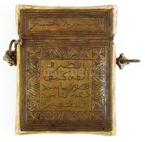 Csont tartó edény. Faragott csont, féldrágakövekkel. Réz zárral, hátán korán idézet 13x15 cm