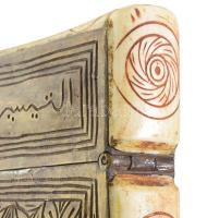 Csont tartó edény. Faragott csont, féldrágakövekkel. Réz zárral, hátán korán idézet 13x15 cm