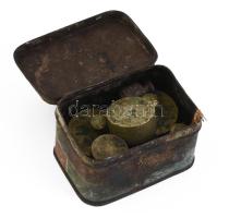 Egy doboznyi feliratos bronz súly készlet fém dobozban