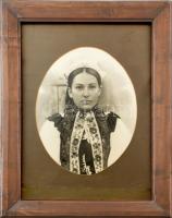 Kalotaszegi pártás lány, 1930-40 körül. Fotó, szénnel rajzolva kiegészítve. Jelzés nélkül. Sarkaiban kissé sérült, kopott, régi üvegezett fa keretben. 46x36 cm Keret mérete 60x80 cm