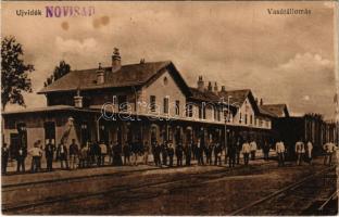 Újvidék, Novi Sad; vasútállomás, vonat. Vasúti levelezőlapárusítás 54. / railway station, train (EK)