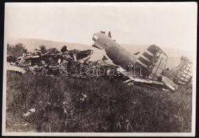 cca 1916 Lelőtt repülőgép fotója, hátoldalon feliratozva, 9×13 cm