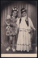 cca 1940 Tolna megyei gyerekek magyaros viseletben, fotólap Tomecskó Frigyes műterméből, 13,5×8,5 cm