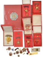 ~18db-os szocialista jelvény és kitüntetés tétel, közte több "Kiváló Dolgozó" jelvény viselési igazolvánnyal T:XF-F közte sérült darabok is!