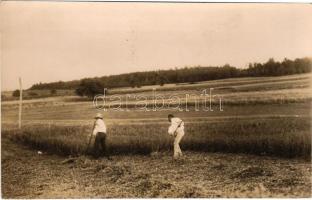 Székelyudvarhely, Odorheiu Secuiesc; kaszálás a mezőn. Kováts István fényképész / reaping. photo (fl)