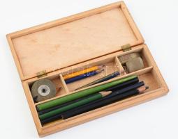 Régi fa tolltartó ceruzákkal, írószerekkel