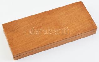 Régi fa tolltartó ceruzákkal, írószerekkel