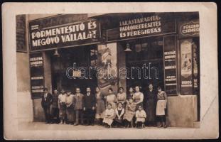 cca 1930 Bp., Pormentesítő és Megóvó Vállalat dolgozói a bolt előtt, fotólap, felületén törésnyomok, 8,5×13,5 cm