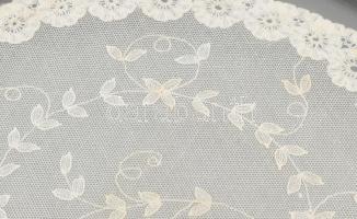 Angol tortatálca, dupla üvegbetéttel, közte, régi szép halasi csipke, jelzés nélkül, szép állapotban...