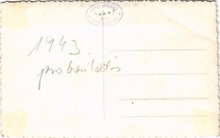 1943 Sepsiszentgyörgy, Sfantu Gheorghe; Országzászló magyar címerrel, katonák csoportképe / Hungaria...