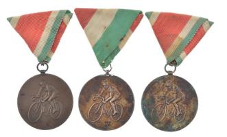 ~1945. Magyar Kerékpáros Szövetség kétoldalas, ezüstözött bronz és bronz díjérem mellszalagon, Kossuth-címerrel (3db) T:XF,VF ezüstözés kopott