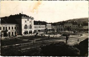 1942 Zilah, Zalau; Vigadó kávéház és étterem, gyógyszertár, Bocskay Borozó, cukrászda, Avram Gergely, Szabó Kálmán és Kincses üzlete, Erdélyi bank / cafe and restaurant, pharmacy, shops, wine hall, confectionery. Foto Elite Péter photo