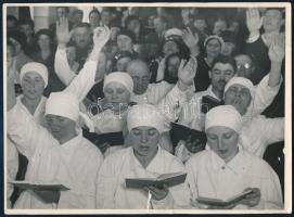 cca 1930-1940 Szendrő István (1908-2000): Imádkozók, jelzetlen fotó, szakadásokkal, 18×24,5 cm
