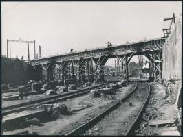 cca 1940-1950 Budapest, Százlábú híd, HÉV átjáró újjáépítése, Szendrő István (1908-2000) pecséttel jelzett fotója, 17×22,5 cm