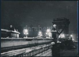 cca 1930-1940 Szendrő István (1908-2000): Budapest éjszakai fényei, Lánchíd, Vár, pecséttel jelzett fotó, 17×23 cm
