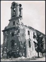 1945 Szendrő István (1908-2000): Budapest, a lebontott tabáni rác templom, pecséttel jelzett fotó, 23×17 cm