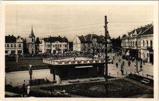 Gyergyószentmiklós, Gheorgheni; Fő tér, gyógyszertárak, Lázár Kálmán, Bartis Sándor üzlete, Rádió és villamosság, országzászló / main square, shops, pharmacy, Hungarian flag (fl)